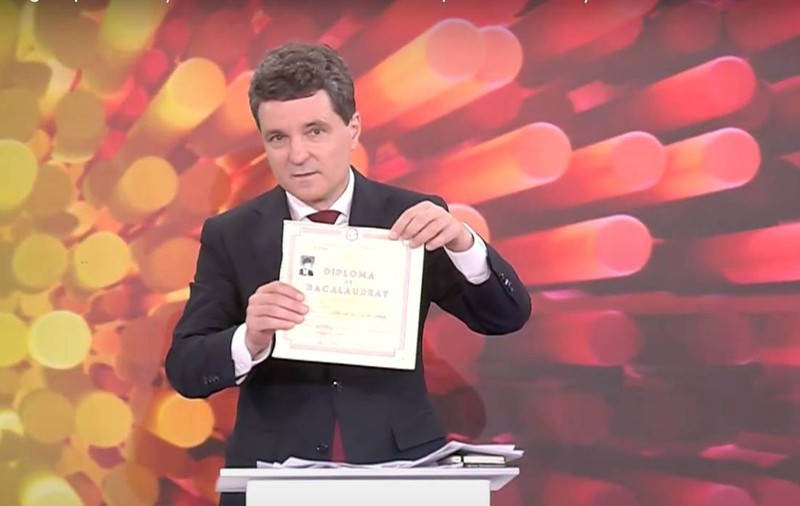Nicușor Dan a venit cu diploma de bacalaureat, în original, la dezbatere. Ce note a luat la probe