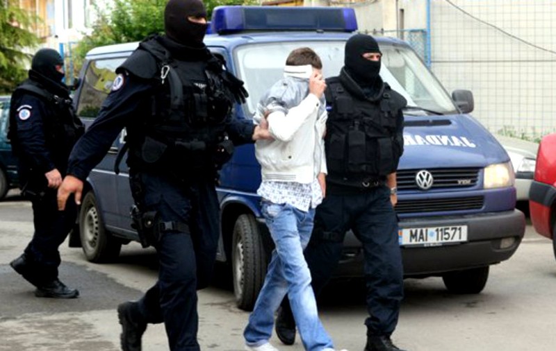 Zeci de percheziții au loc în București și alte 5 județe la suspecți care furau din camioane în mers. Prejudiciul ajunge la câteva milioane de euro