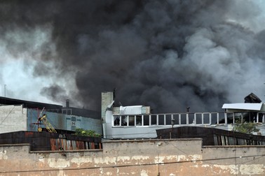 ODESA, UCRAINA - 16 IULIE 2022 - Un val de fum se ridică deasupra unui depozit comercial și industrial lovit de o rachetă rusească, Odesa, sudul Ucrainei. Foto: Profimedia