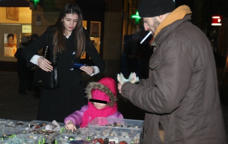 Moni i-a cumpărat Irinei pietre care să o apere de vampirii energetici! | FOTO&VIDEO EXCLUSIV