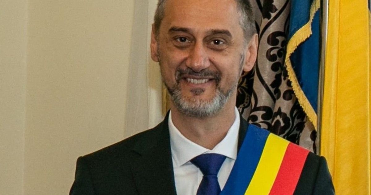 Mario De Mezzo în costum și cu o eșarfă tricoloră depune jurământul ca primar al municipiului Slatina, noiembrie 2024