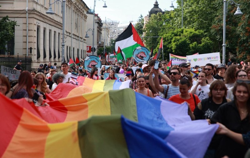 Marșul Bucharest Pride 2026: zeci de mii de oameni cer drepturi egale pentru comunitatea LGBT+ și parteneriat civil pe Calea Victoriei