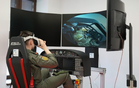 Pregătiri pentru F-35 la Brașov: studenții Academiei Forțelor Aeriene se antrenează să conducă elicoptere Apache și Black Hawk pe simulatoare