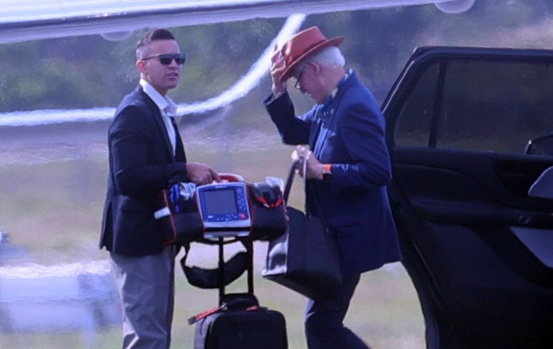 Bill Clinton, surprins cu defibrilatorul pe un aeroport. Fostul președinte și soția sa, Hillary, au fost citați în procesul Jeffrey Epstein