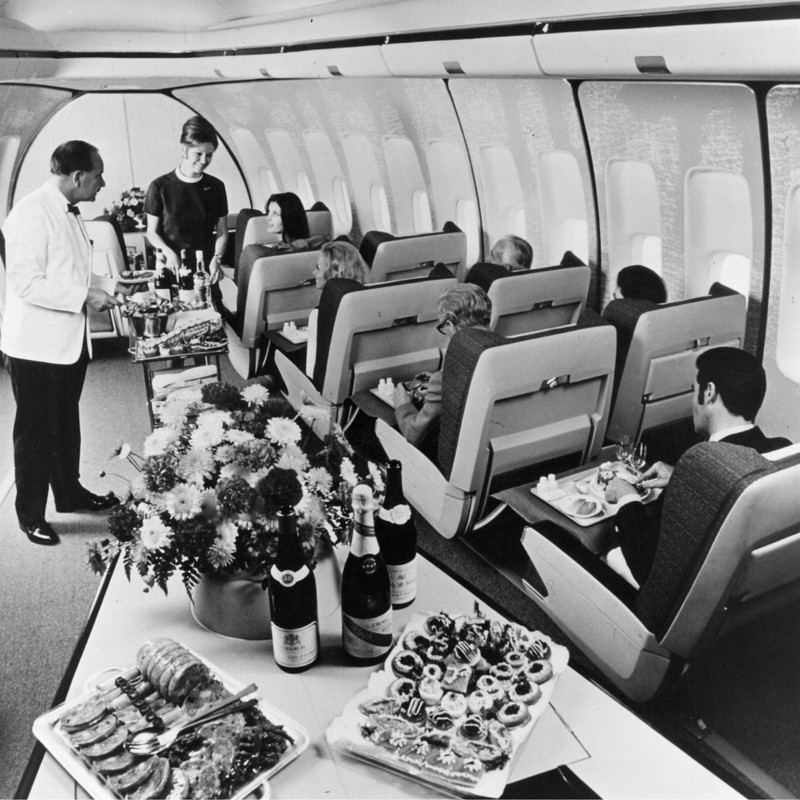 Pasagerilor de la clasa întâi dintr-un Boeing 747 Jumbo Jet al companiei BOAC li se servește prânzul, 22 ianuarie 1970. Sursă foto: Getty Images