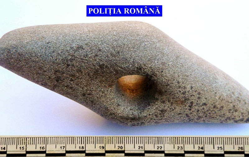 Un sătean a găsit în țărână o secure din epoca de piatră. Acum are dosar penal pentru distrugere