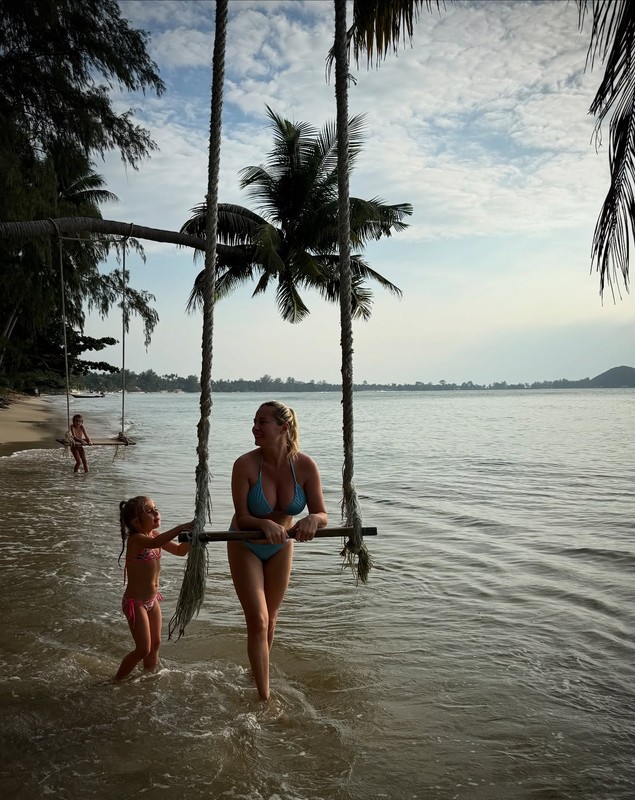 Cum arată Laura Cosoi în costum de baie, după ce a devenit mamă a patra oară. Actrița e în Thailanda cu întreaga familie