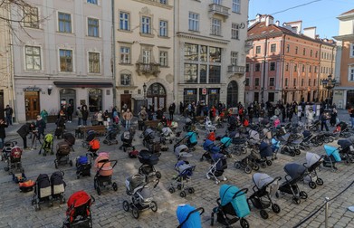 Peste o sută de cărucioare pentru copii au fost aduse în centrul orașului Lviv, în timpul unui protest intitulat „Prețul războiului”, 18 martie 2022. Foto: EPA