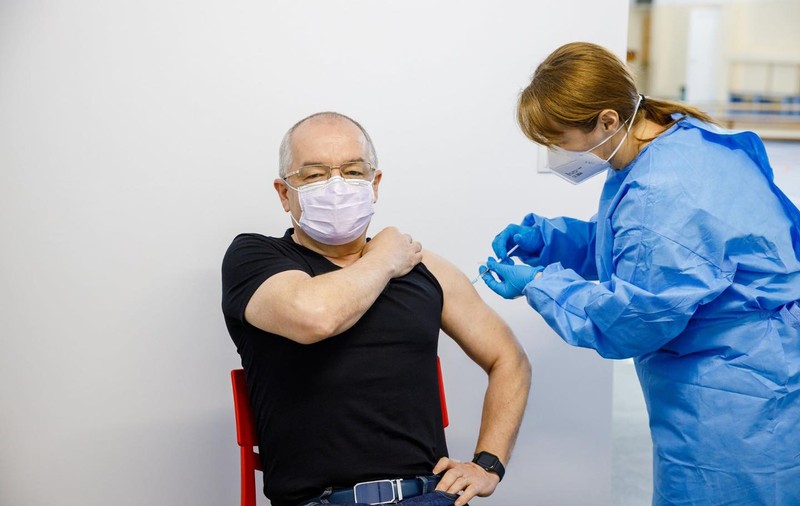 Emil Boc s-a vaccinat împotriva COVID cu AstraZeneca: „Totul ok. Recomand tuturor să se vaccineze”