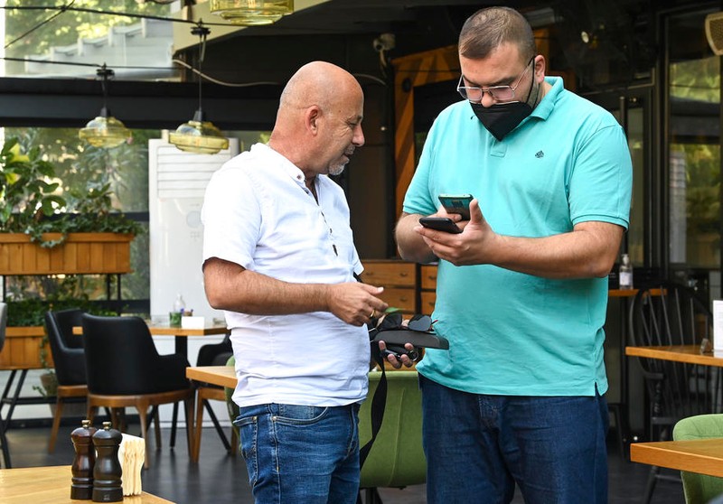 Prezentarea dovezii vaccinării pentru accesul în interiorul restaurantelor a devenit obligatorie în mai multe state Foto: EPA-EFE/GEORGI LICOVSKI