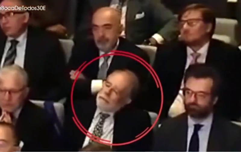 Ambasadorul Spaniei în Belgia a fost demis, după ce a fost filmat când doarme în timpul discursului ministrului de externe | VIDEO