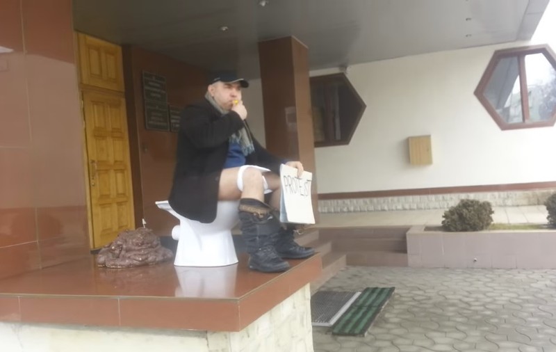 Protest extrem! Un bărbat a lăsat un WC și fecale în fața CNA