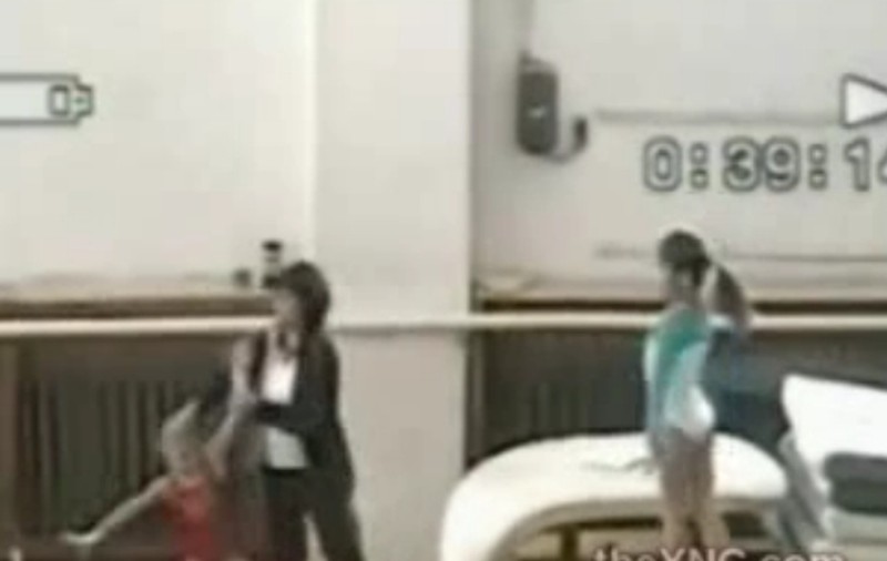 REVOLTĂTOR! O antrenoare de gimnastică MALTRATEAZĂ o fetiţă de 4 ani | VIDEO