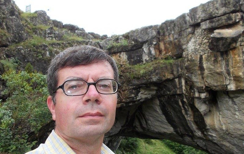 Un profesor din Moreni predă geografia în versuri. „O să învățăm, măi frate,/ (,,,)Că orașe, mări și state / S-au mutat în altă parte”
