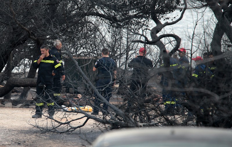 Rudele victimelor incendiului din Grecia au dat în judecată statul elen acuzând autoritățile de ucidere din culpă