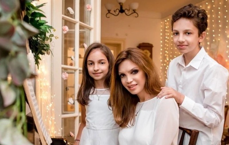 Cristina Spătar este din nou singură. Ce planuri are artista pentru cei doi copii ai săi