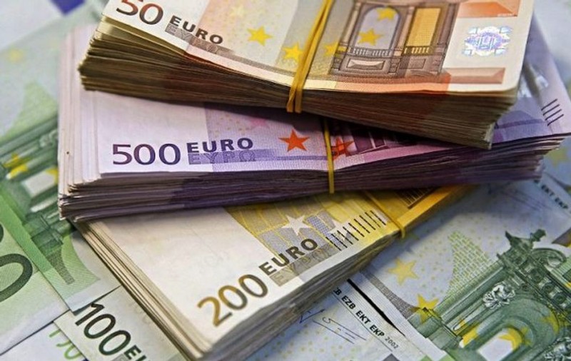 O tânără din Bacău a rămas fără un milion de euro din pricina unui vecin!
