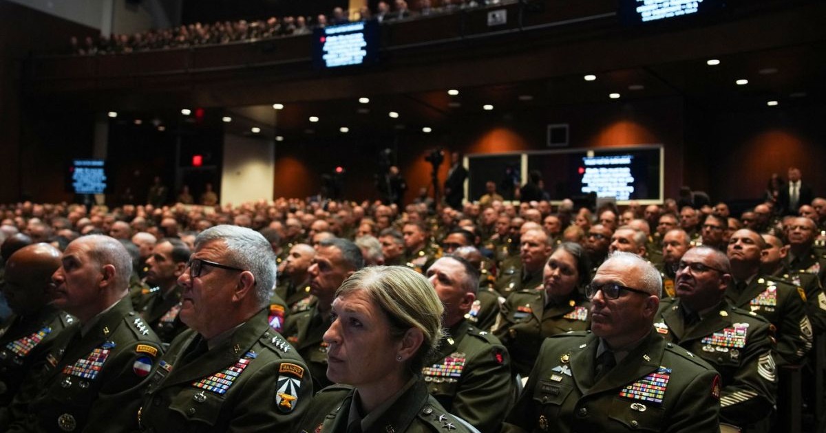 Liderii militari americani ascultă discursul președintelui american Donald Trump adresat ofițerilor superiori reuniți la Baza Corpului Pușcașilor Marini Quantico din Quantico, Virginia, pe 30 septembrie 2025.