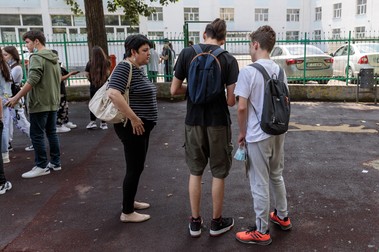 Elevii ieșiți din examen își cer feedback unul de la celălalt | Foto: Vlad Chirea