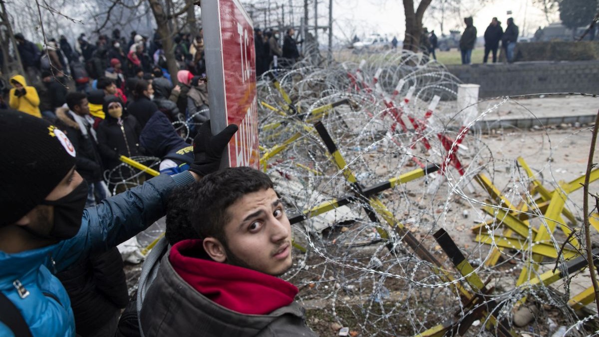 Refugiați și migranți, în fața graniței închise de autoritățile din Grecia FOTO: EPA