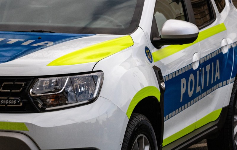 O mașină de poliție parcată