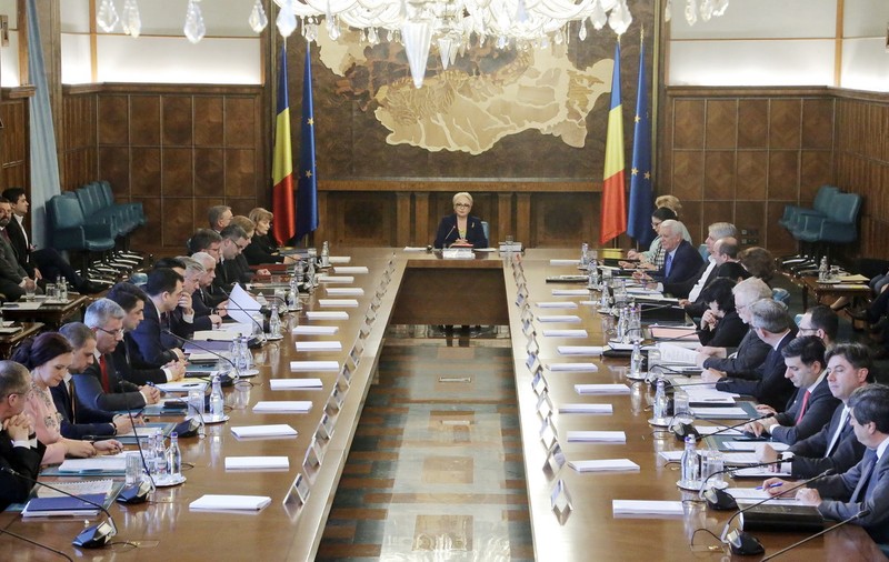 UPDATE/ Guvernul condiționează majorarea alocațiilor de promulgarea legii bugetului de către Iohannis. Ordonanţa, oficial pe agenda şedinţei de Guvern