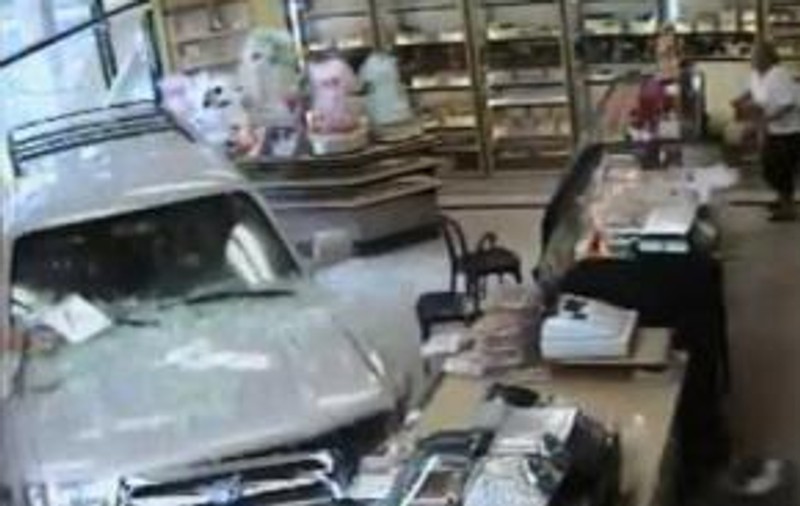 VIDEO / A intrat cu maşina în patiserie