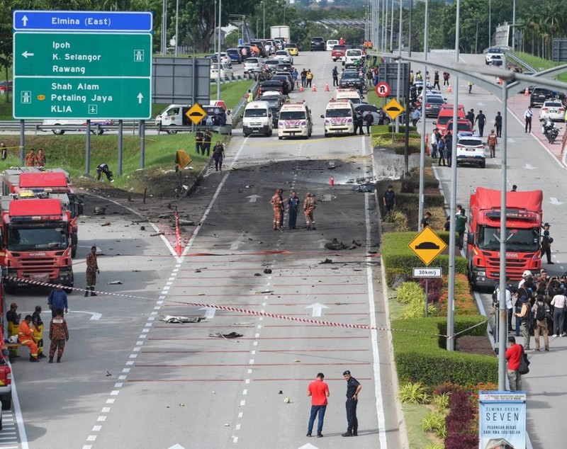 Un avion privat s-a prăbușit pe o autostradă din Malaezia. Cel puțin zece oameni au murit