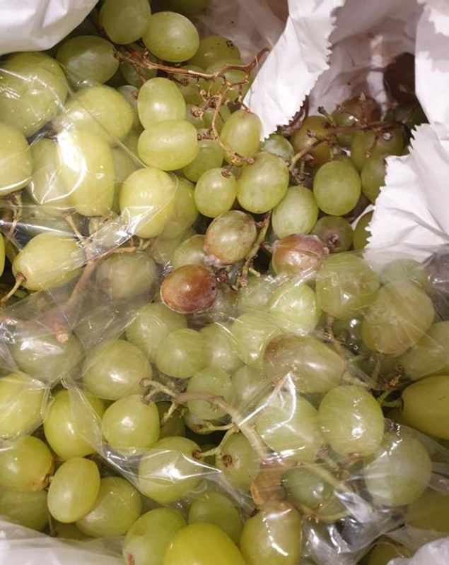 Produse expirate, fructe cu mucegai și vitrine ruginite. Trei magazine Mega Image și Penny, amendate de ANPC