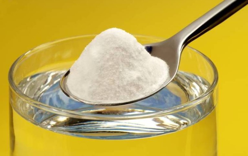 EXCLUSIV/ Pericolul leacurilor băbești: aerosoli cu bicarbonat de sodiu, țuică antiseptic, sare pentru arsuri. Medicii trag un semnal de alarmă