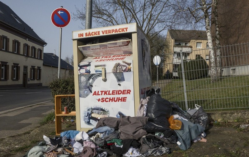 Un român a rămas blocat într-un container de haine uzate, în Germania: polițiștii l-au scos și l-au găsit a doua zi în același loc