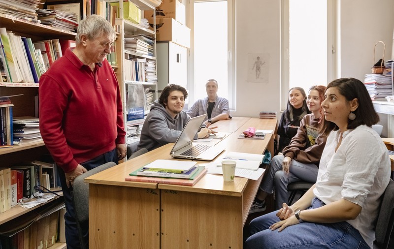 El e profesorul din București care a introdus la facultate o limbă veche de mai bine de o mie de ani, dar cu alfabet aprobat de 32 de ani. „Multora nu le-a convenit”