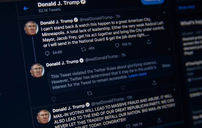 Elon Musk le cere utilizatorilor să voteze dacă ar trebui să permită revenirea lui Donald Trump pe Twitter