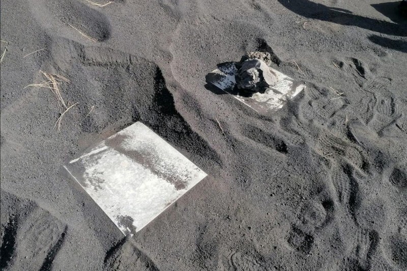 Stupii de albine acoperiți cu cenușa vulcanului Cumbre Vieja, la 600 de metri distanță de crater, în La Palma, Insulele Canare | Foto: EPA