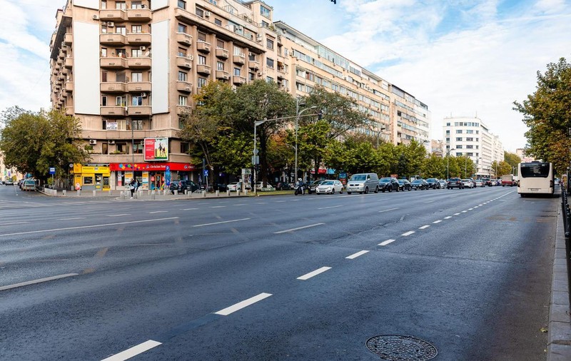 O nouă bandă unică pentru autobuze pe Bulevardul Magheru din București. Nicușor Dan: „Se vor monta și separatoare de sens”