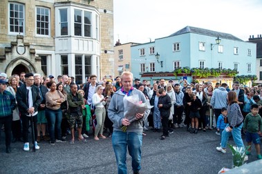 Britanicii își plâng regina și depun flori la Castelul Windsor