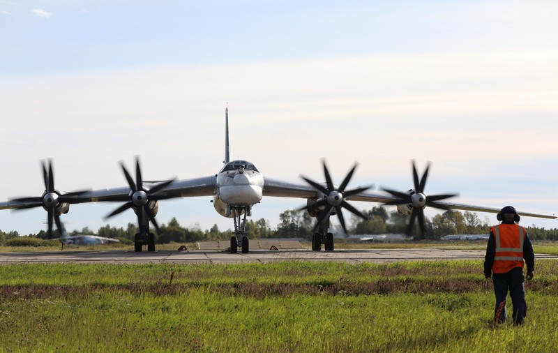 Avioanele-momeală: Rușii „pictează" bombardiere strategice pe pista bazei aeriene Engels, pentru a-i păcăli pe ucraineni | FOTO