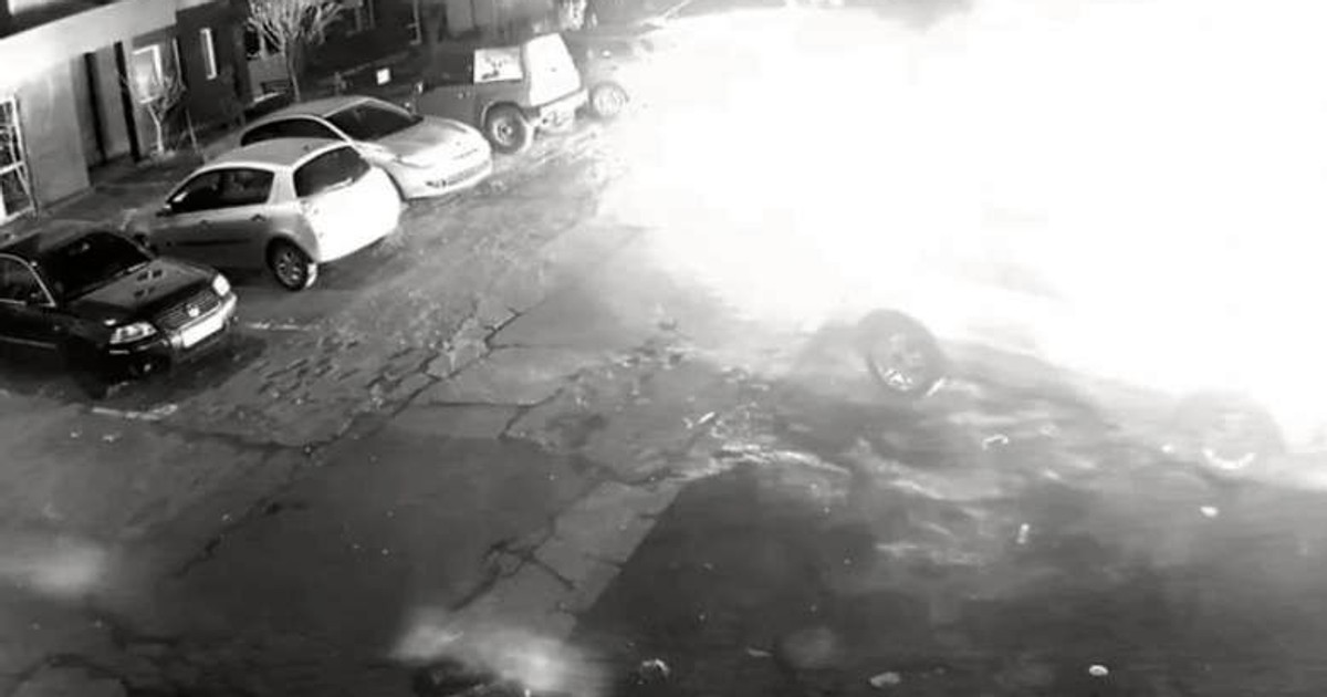 Mașina unui polițist, incendiată în parcare, la Reșița. Un șofer amendat s-ar fi răzbunat