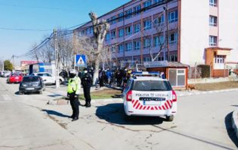 Bărbat răpit de pe stradă de fostul iubit al prietenei sale şi lovit cu bâta în cap, la Năvodari. Agresorul, arestat