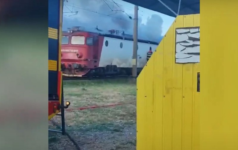 Locomotiva unui tren de călători a luat foc în halta Tomşani. Intervenția pompierilor s-a încheiat, circulația feroviară a fost reluată | VIDEO