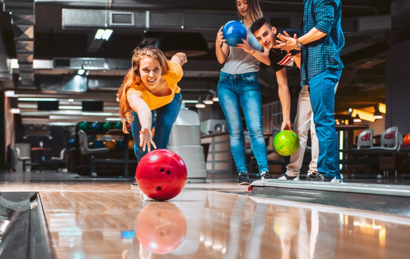 Care este diferenţa dintre bowling și popice. Unde se poate juca bowling în Bucureşti