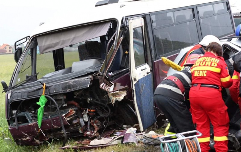 Accident cu trei mașini pe DN 79, în Bihor. Care este starea victimelor