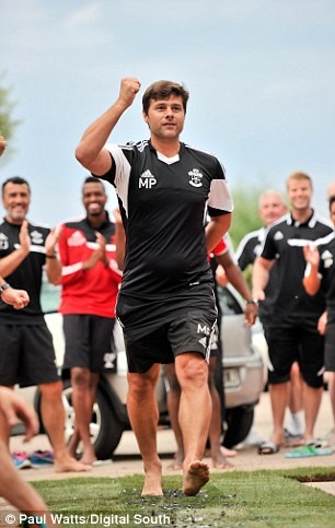 Mauricio Pochettino a trecut primul prin cărbunii încinşi. foto: Paul Watts/ Digital South foto: