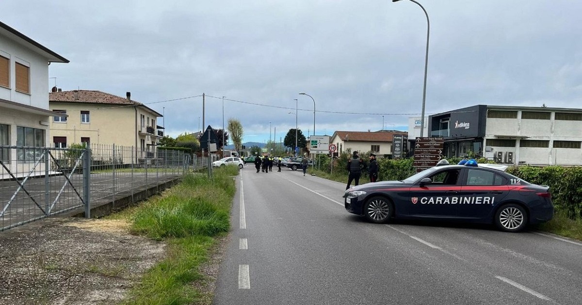 Mașină a carabinierilor blochează o stradă.