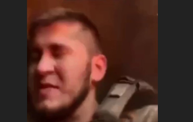 Filmare distribuită de armata ucraineană, cu un soldat cecen a cărui poziție e lovită de o rachetă în timp ce lăuda succesele ruse de pe front