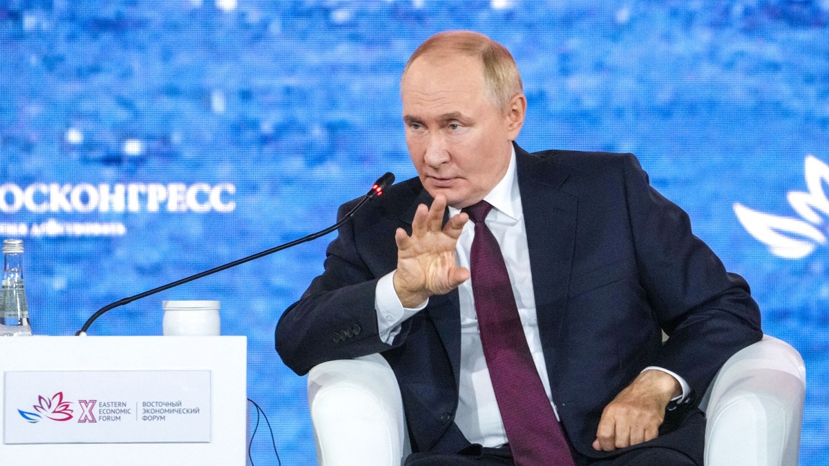 Vladimir Putin dă din mână, la Eastern European Forum (EEF) 2025, de la Vladivostok
