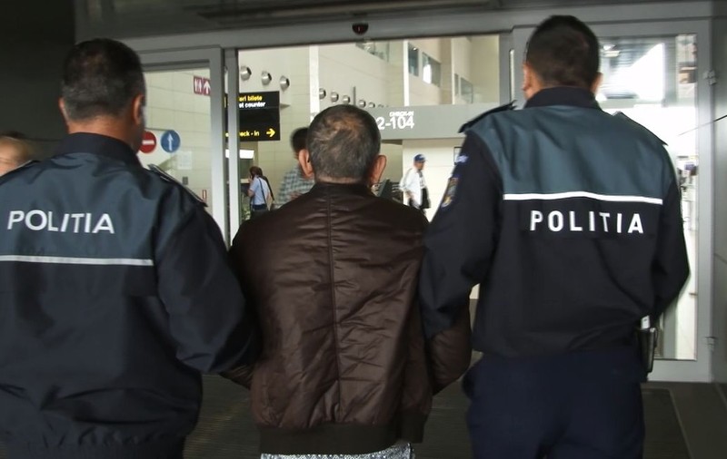 VIDEO/ Un membru al grupării Camorra, prins în România, a fost extrădat. Imagini de la operațiunea de capturare