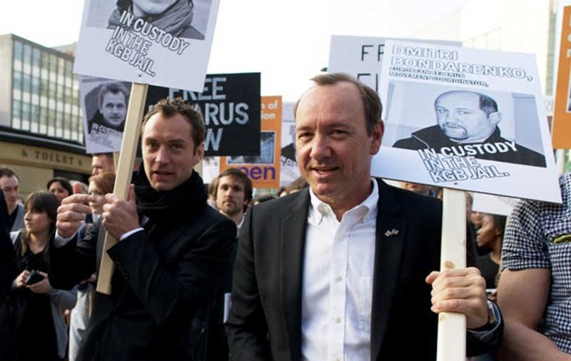 Actorii Jude Law şi Kevin Spacey au protestat la un miting împotriva "ultimului dictator din Europa"