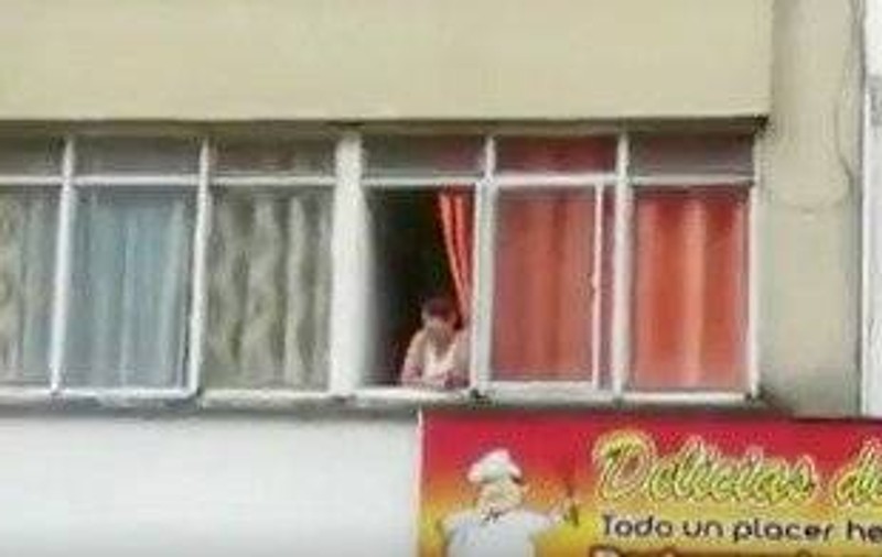 A aruncat cu bani de la balcon și a stârnit haos pe stradă
