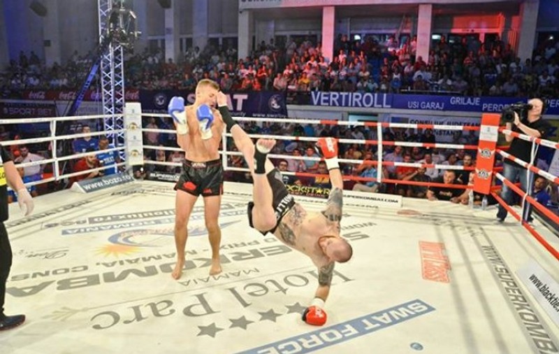 Un poliţist de la antidrog, în ring la Superkombat Ploieşti / VIDEO